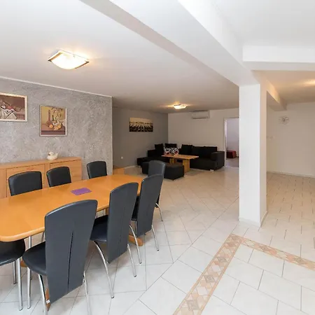 Dea 3 Spacious Lower-level