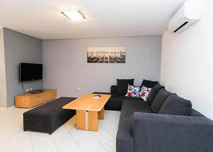 Dea 3 Spacious Lower-level