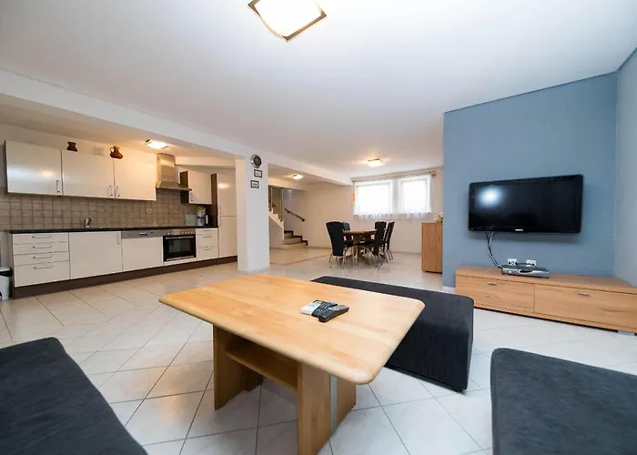 Dea 3 Spacious Lower-level *