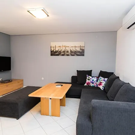 Dea 3 Spacious Lower-level