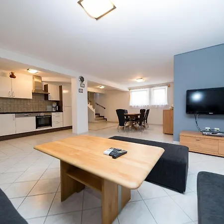 Dea 3 Spacious Lower-level *