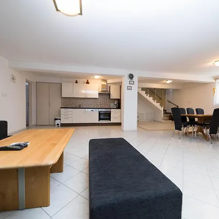 Dea 3 Spacious Lower-level Crikvenica