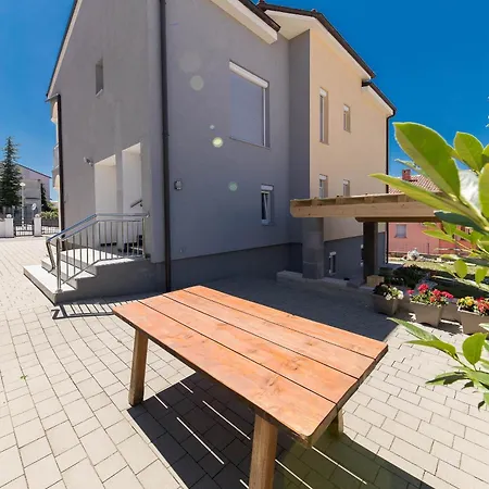 Dea 3 Spacious Lower-level Apartman *