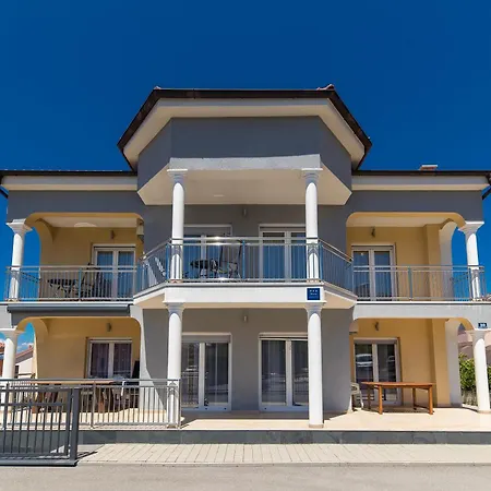 Dea 3 Spacious Lower-level * Crikvenica