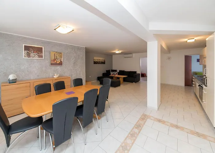 Dea 3 Spacious Lower-level