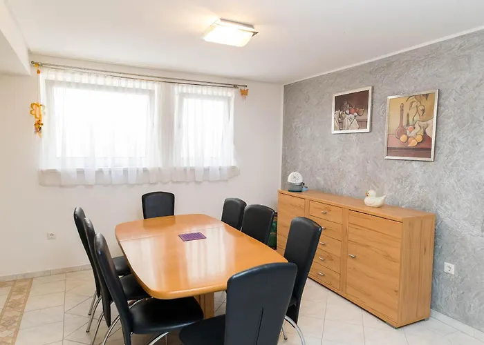 Dea 3 Spacious Lower-level Apartament