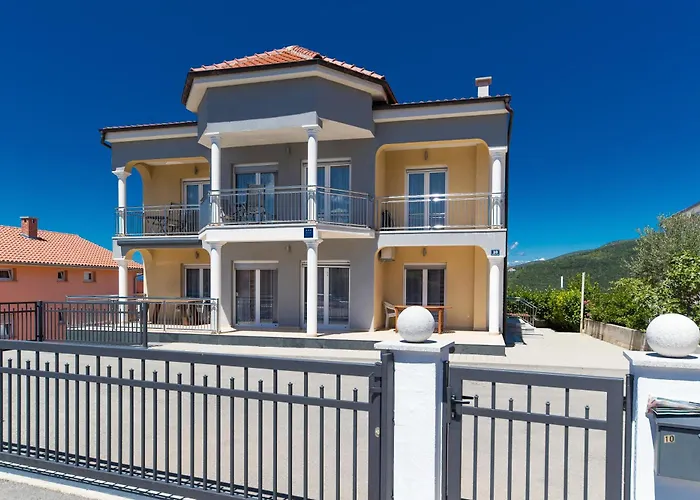 Dea 3 Spacious Lower-level Apartment