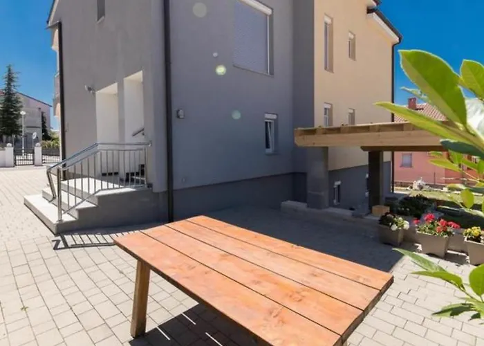 Dea 3 Spacious Lower-level Apartment